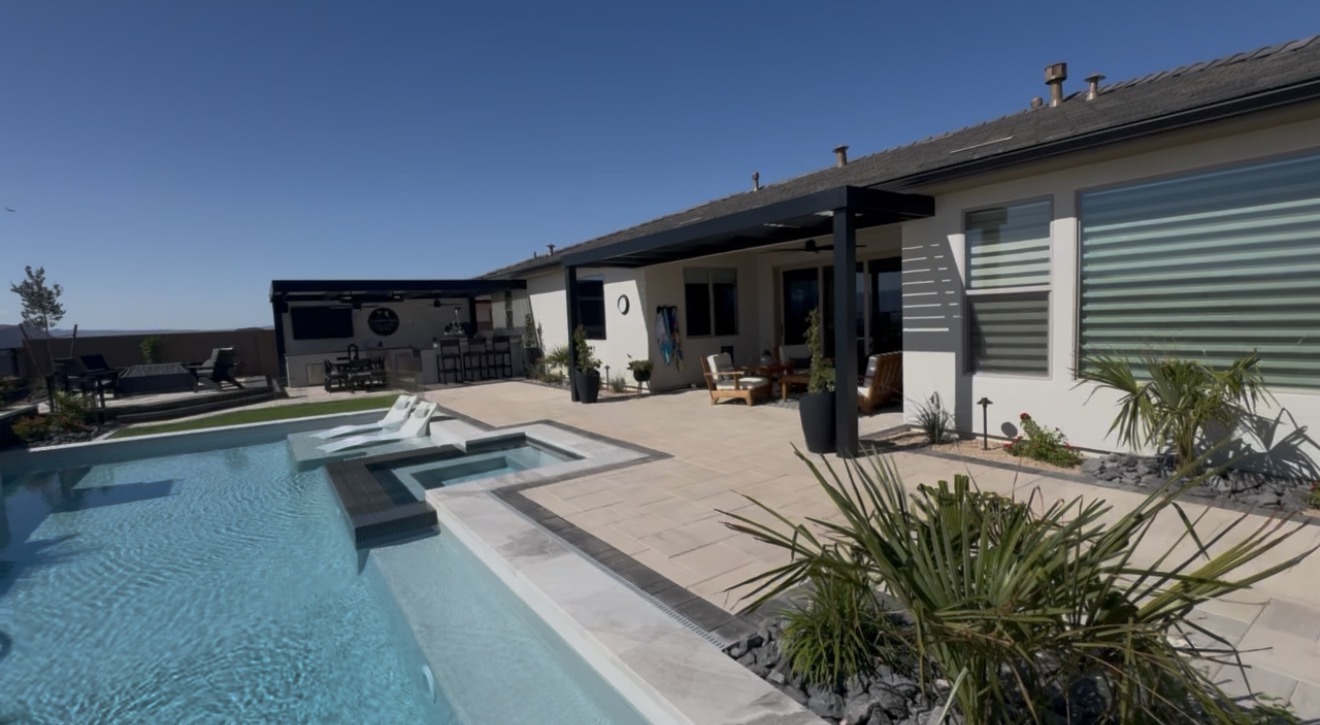 Pool, pergola and modern backyard by Dreamscape